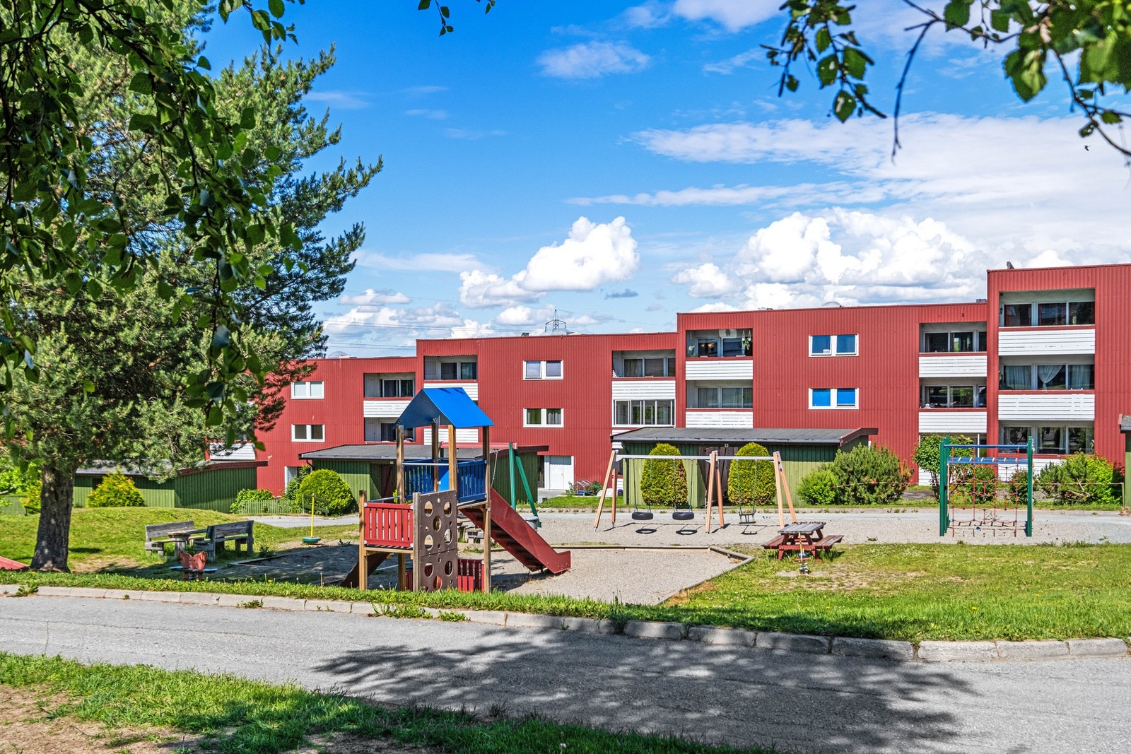 Sollia Borettslag har et rolig og familievennlig tun med svært lite gjennomkjøring, og området for øvrig er preget av lite trafikk og trygge skoleveier. Galleribilde