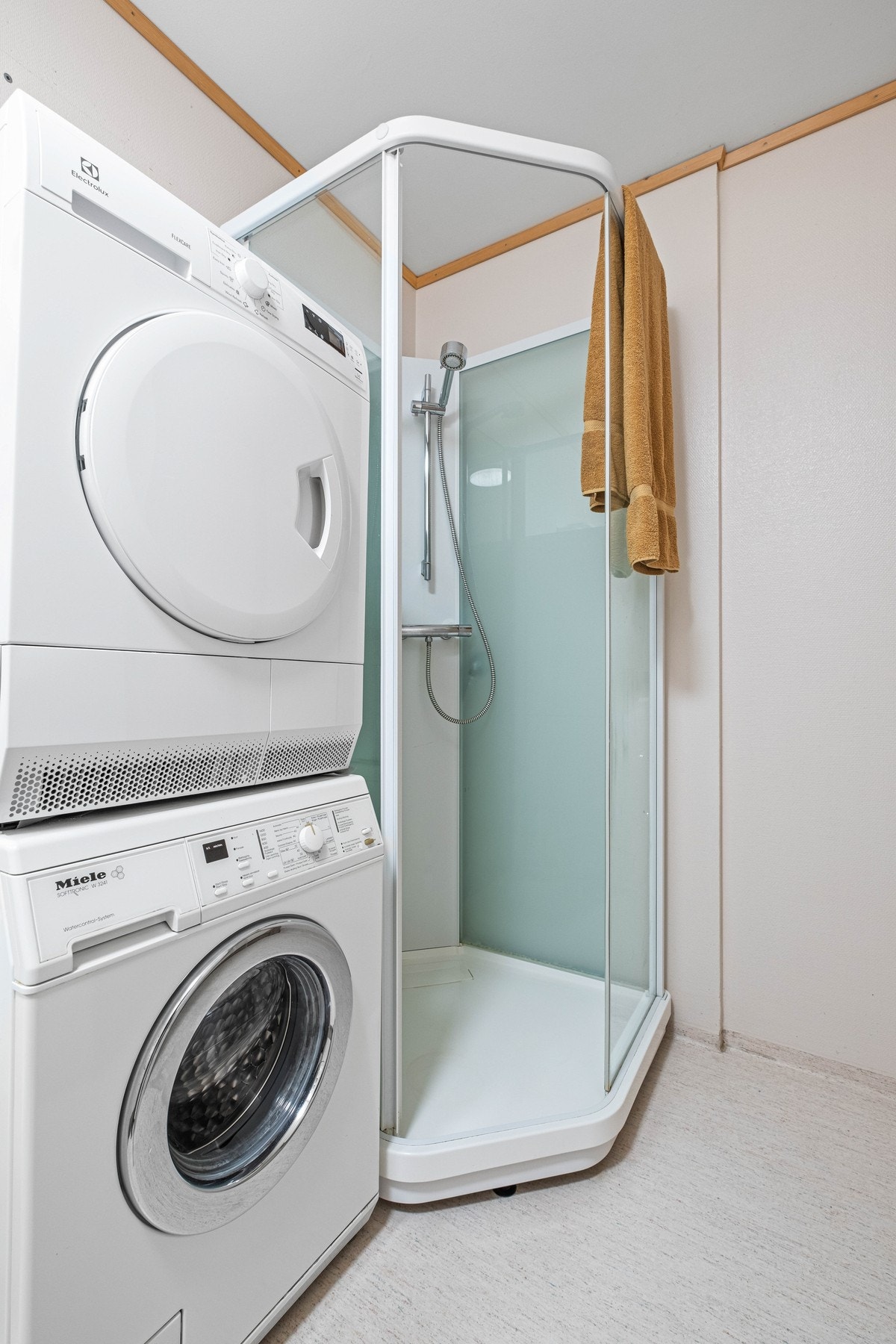 På badet er det opplegg for vaskemaskin. Galleribilde