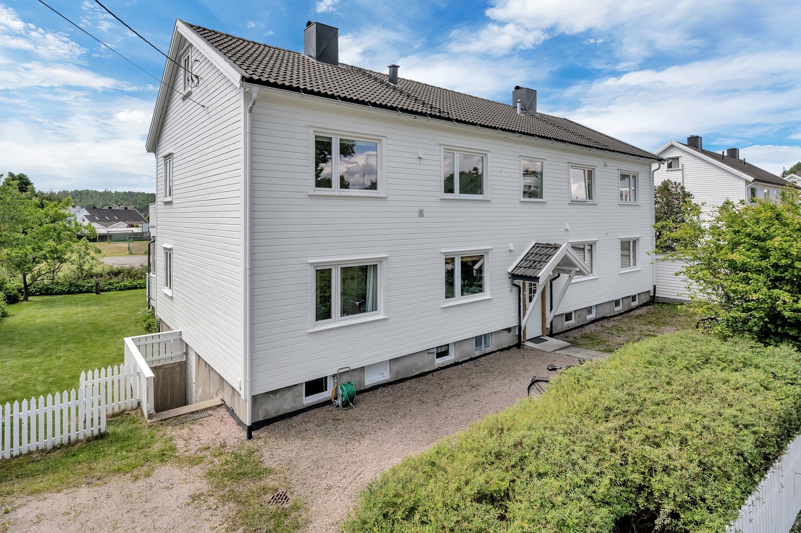 Parkering på gruset gårdsplass Galleribilde