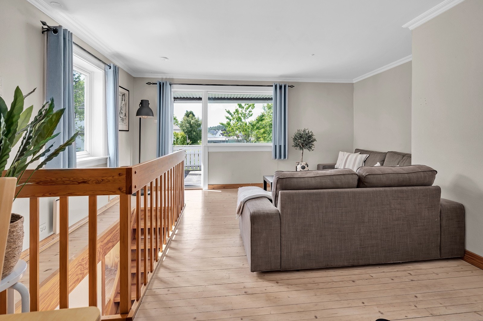 Stue med store vindusflater Galleribilde