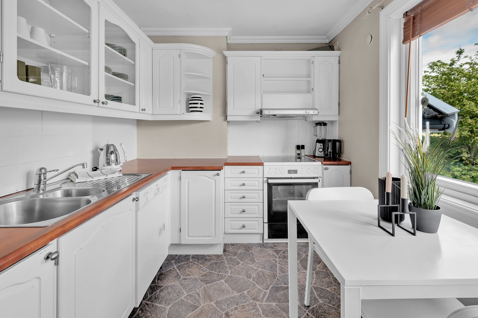 Kjøkken med oppvaskmaskin Galleribilde