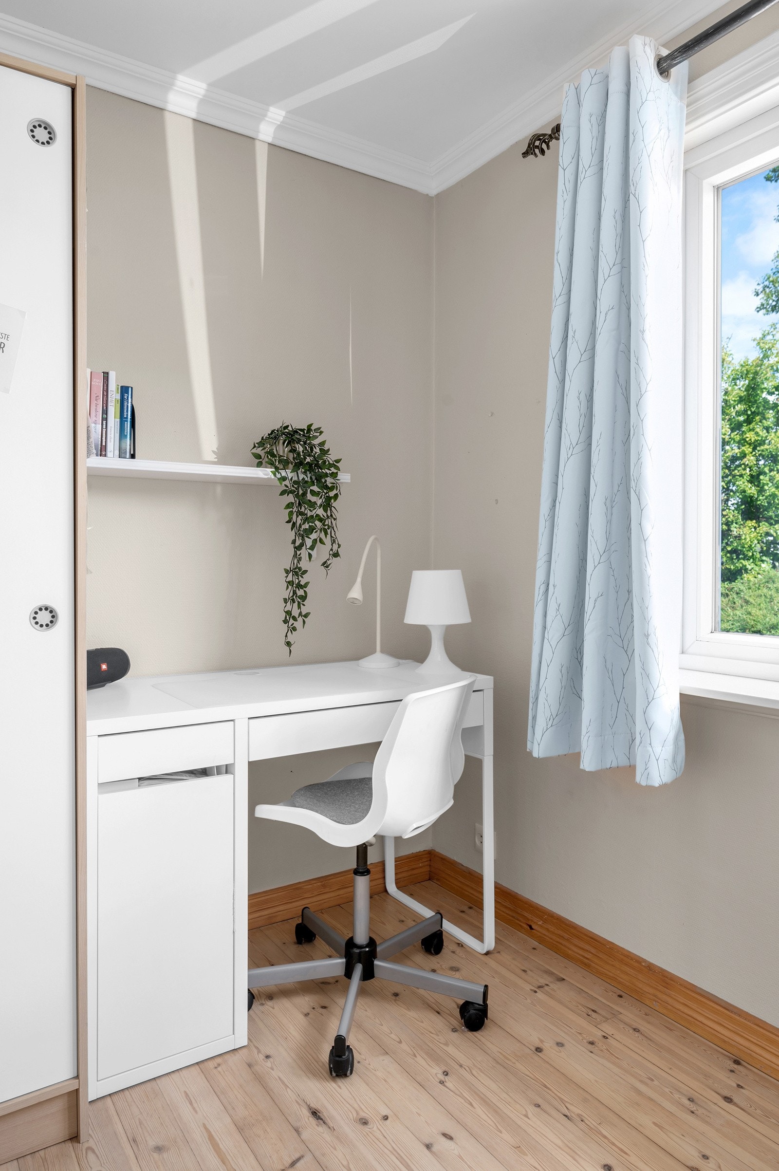 Plass til garderobeskap og skrivepult Galleribilde