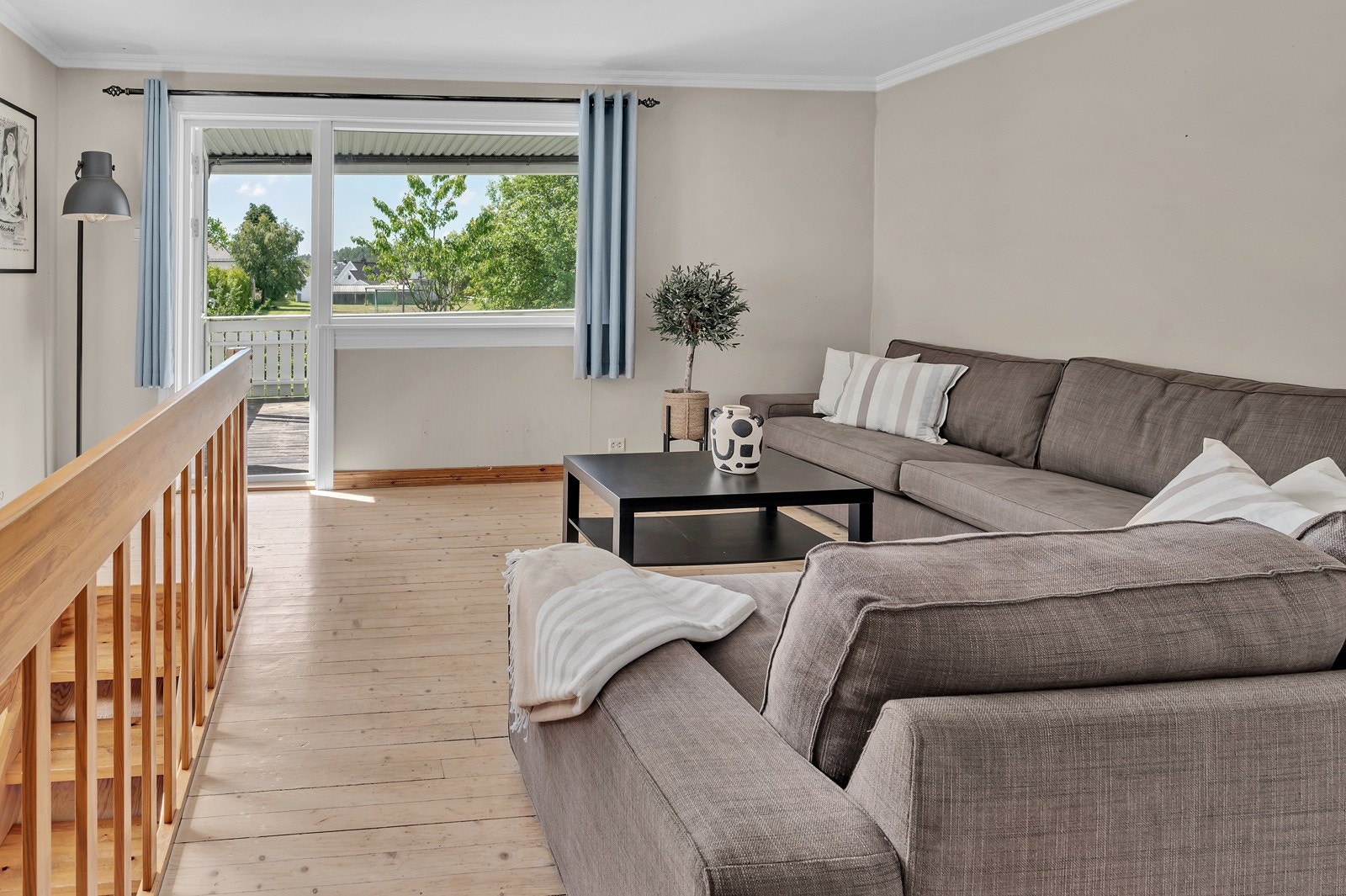 Utgang til solrik veranda Galleribilde