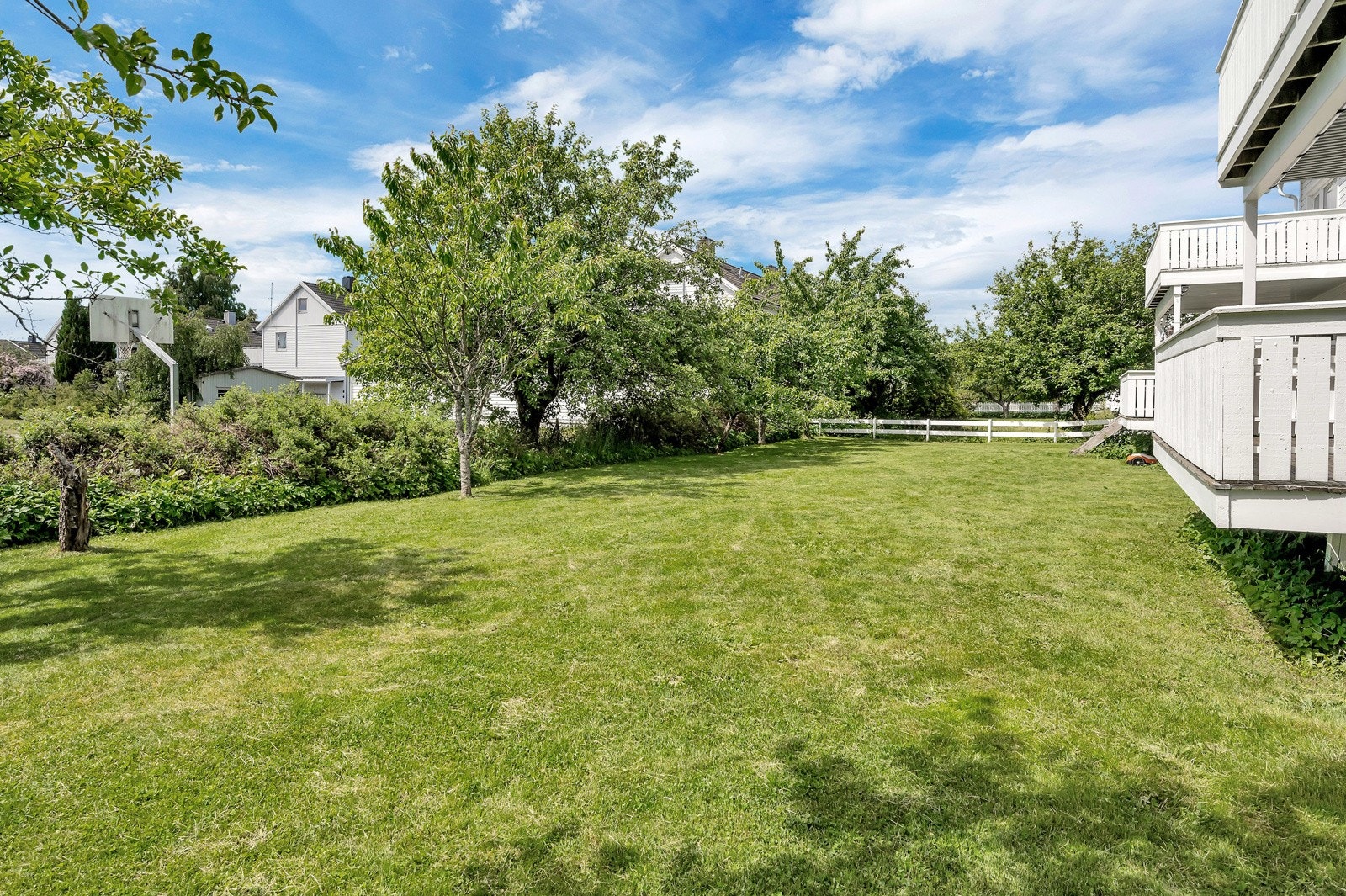 Velstelt hage vender mot friområde Galleribilde