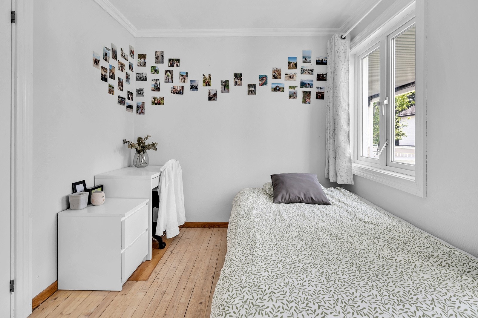 Furugulv og lysmallte flater Galleribilde