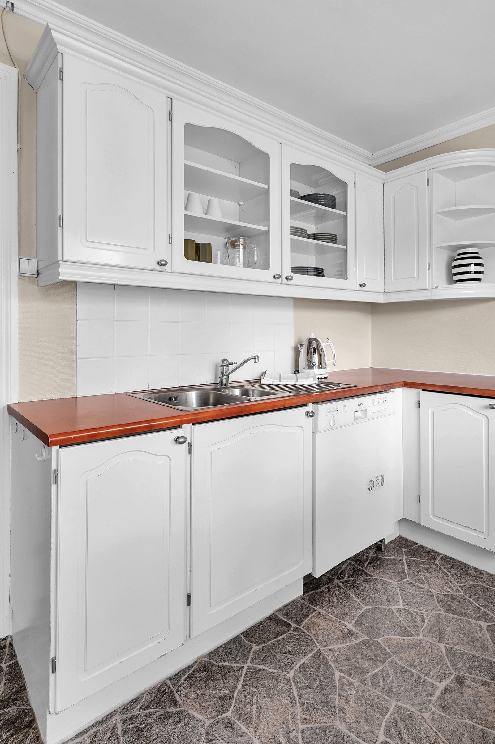 Gulvbelegg og fliser på vegg over benk Galleribilde