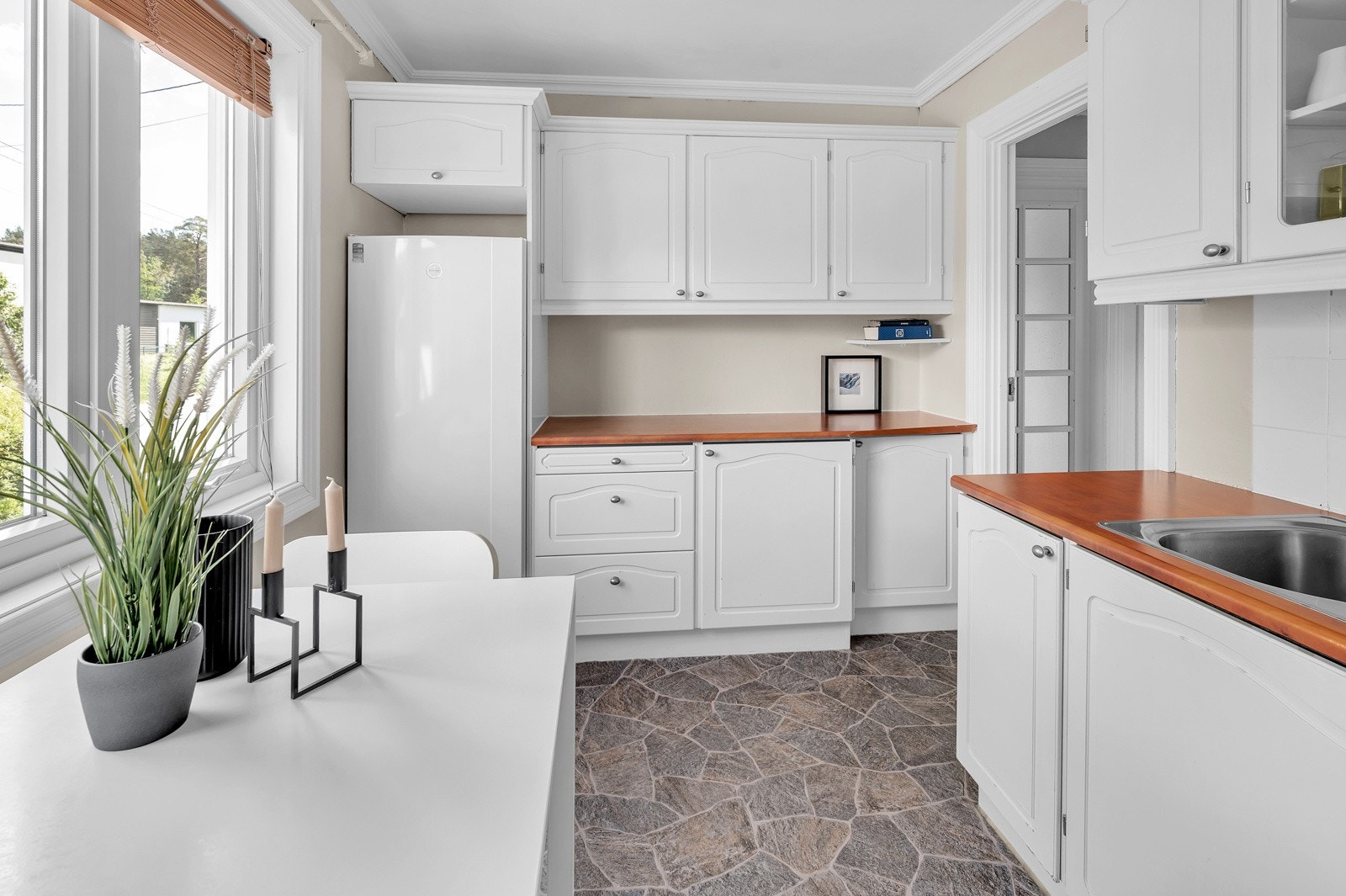 Hvite, profilerte fronter og laminerte benkeplater Galleribilde