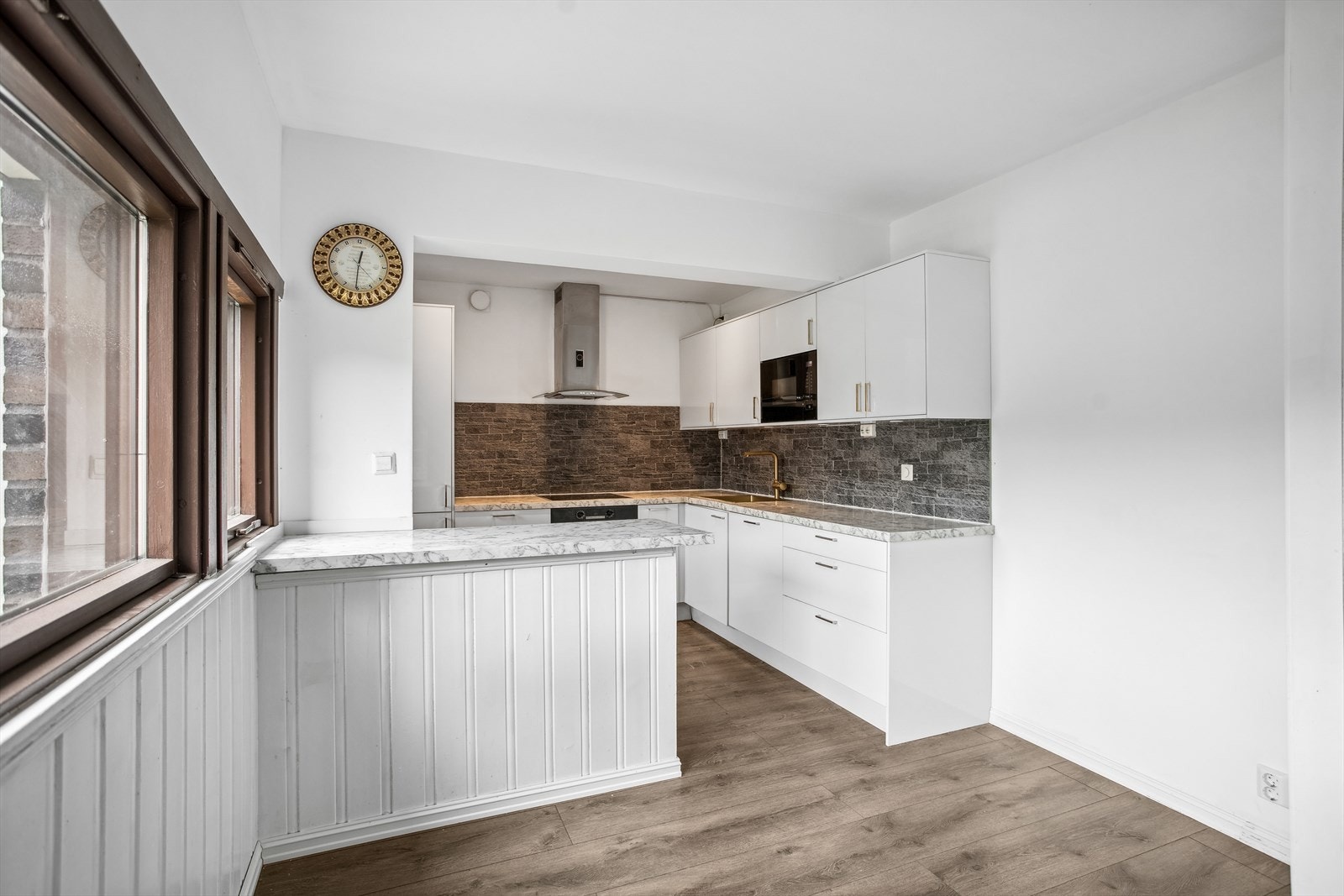 Kjøkkenet er lyst og romslig, med flere smarte integrerte løsninger og downlights-belysning som optimaliserer matlagingen. Galleribilde