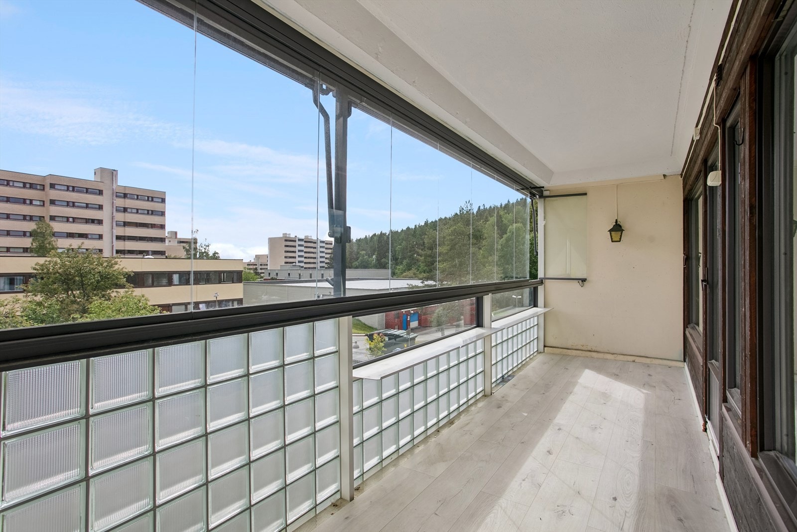 Fra stuen har du tilgang til en innglasset balkong på cirka 12 kvadratmeter, orientert mot syd. Galleribilde