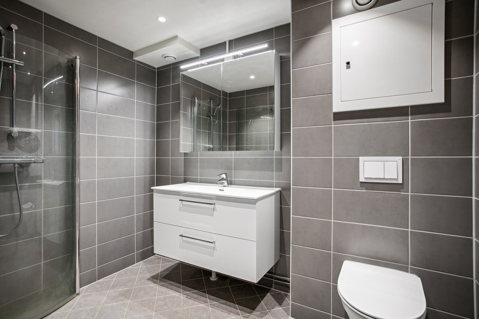 Badet, vaskerommet og det separate WC-rommet i leiligheten ble nydelig renovert av borettslaget i 2022. Galleribilde