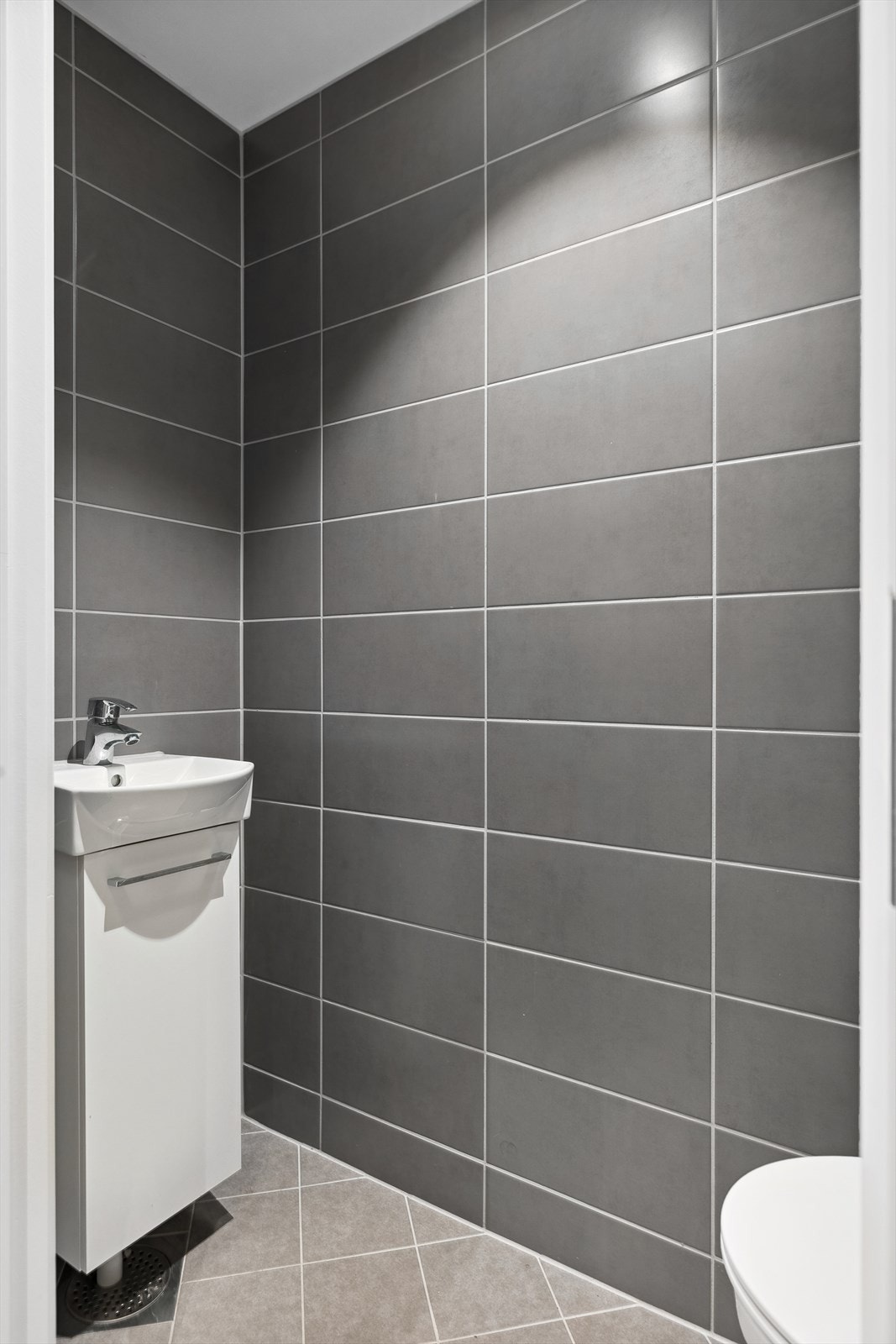 I den separate wc-delen finner du et veggmontert klosett og servant med skapinnredning. Galleribilde
