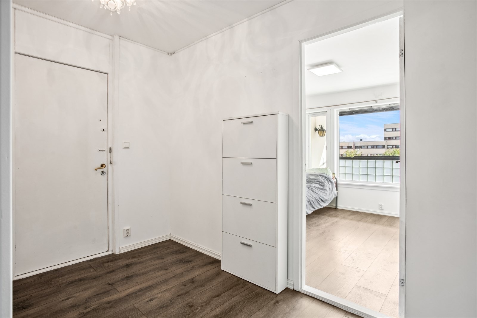 Leilighetens entré er lys og innbydende, og gir et positivt førsteinntrykk av boligen. Her er det godt med plass til å henge fra seg yttertøy og sette fra seg sko. Galleribilde