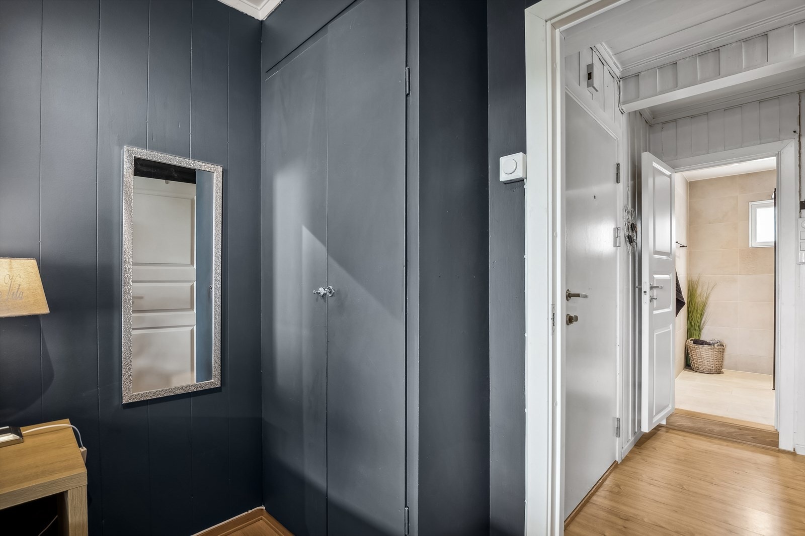 Soverom nr. 2 har plassbygget garderobe. Galleribilde