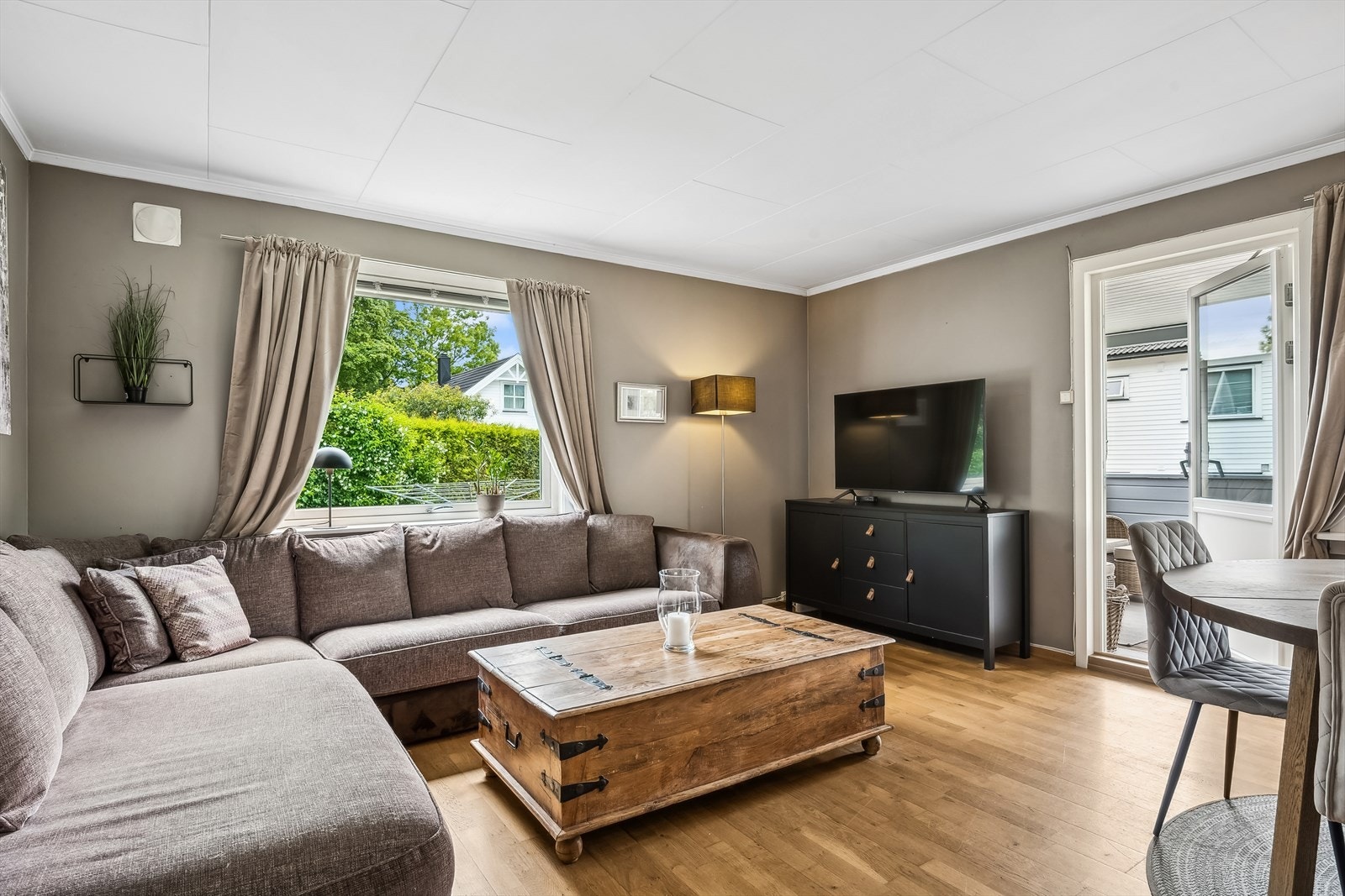 Fra stuen er det dør ut til en svært innbydende og overbygget veranda med videre adkomst til hagen. Galleribilde