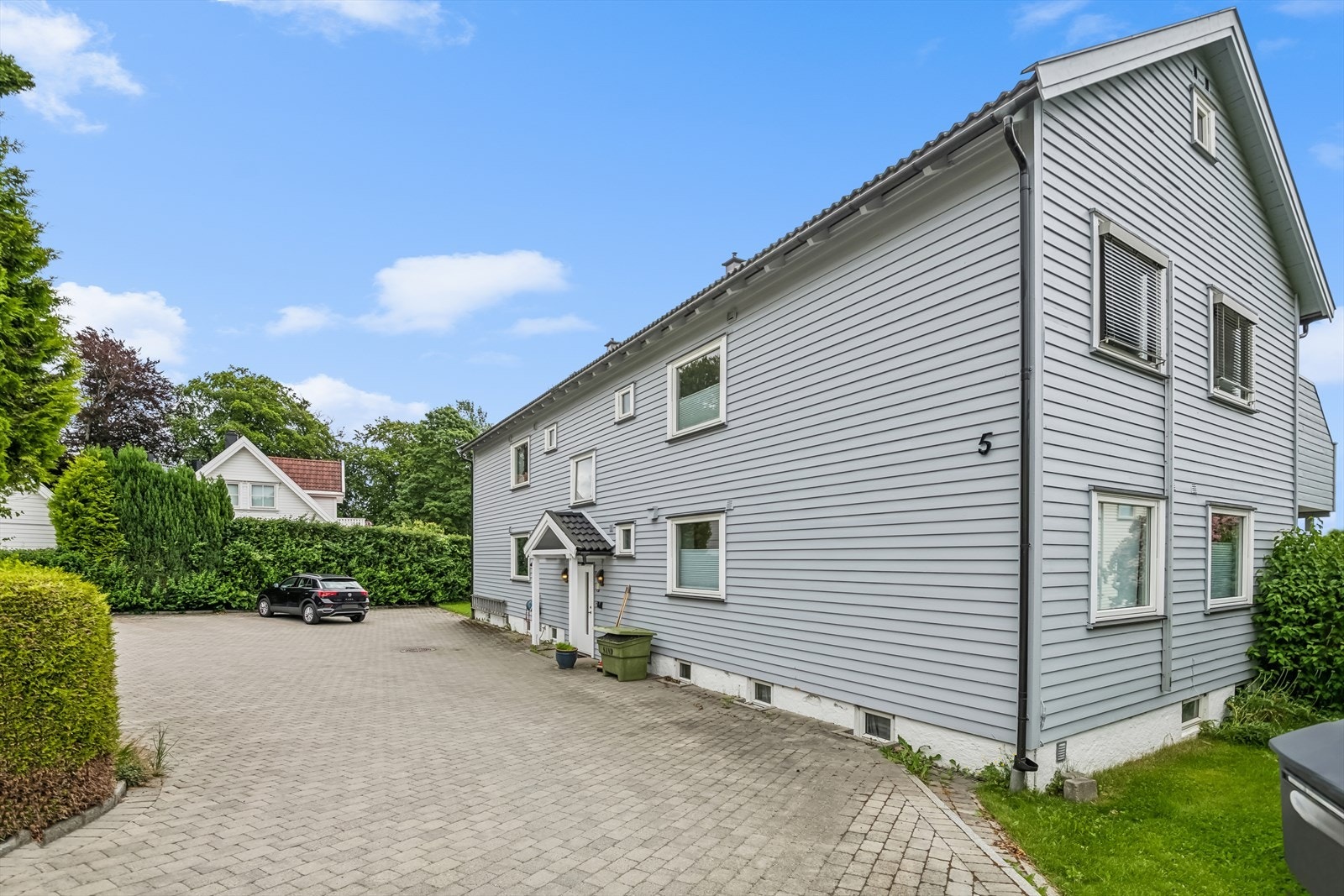 Leiligheten har en tilbaketrukket og fin beliggenhet på Orkerød. Det medfølger en egen parkeringsplass på felles gårdsplass like utenfor leiligheten. Galleribilde