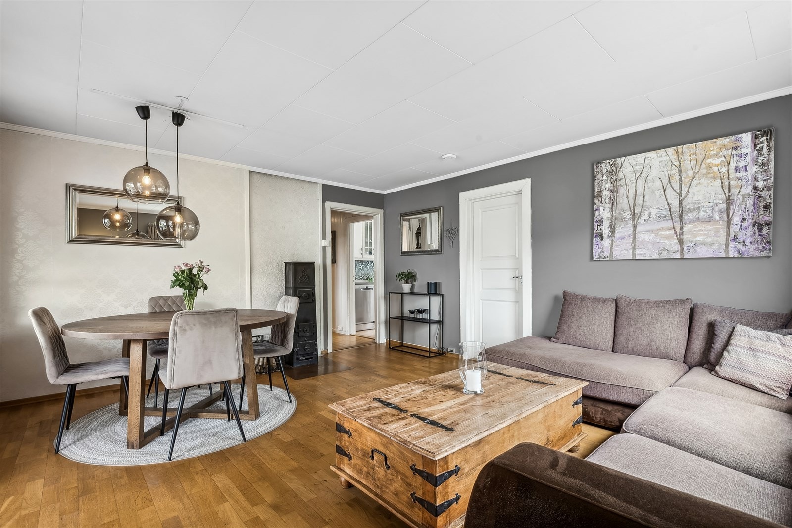 Leiligheten har en romslig og luftig stue. Det er plass til både spisestue og salong med tilhørende møblement. Galleribilde