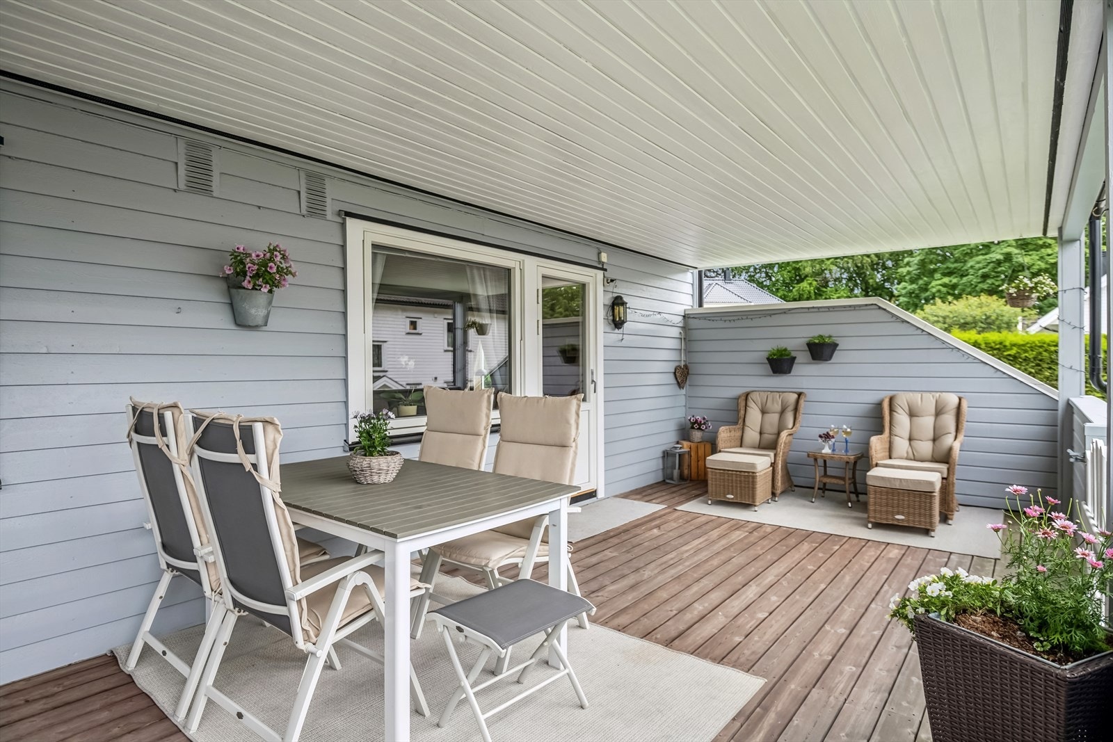 Verandaen er på hele 29 kvadratmeter, så her er det gode møbleringsmuligheter. Galleribilde