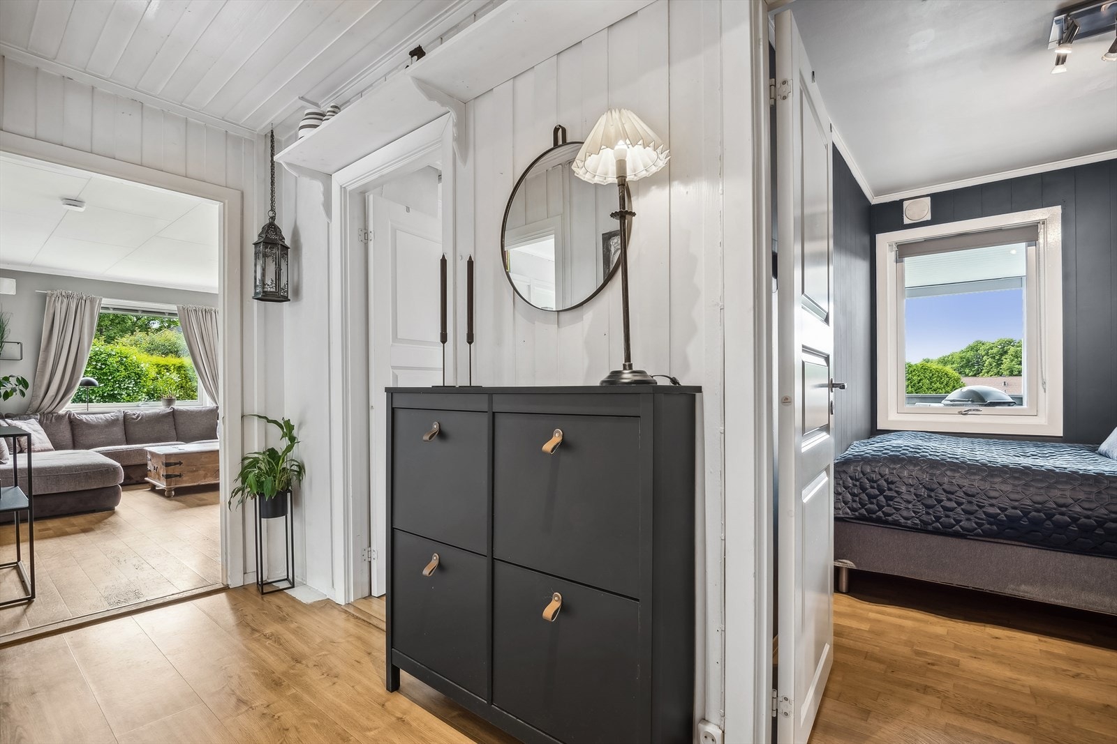 Du kommer inn i en hyggelig entré. Det er plass til kommode eller lignende for oppbevaring av klær og sko. Ytterligere oppbevaring i bod i kjeller og på loft. Galleribilde