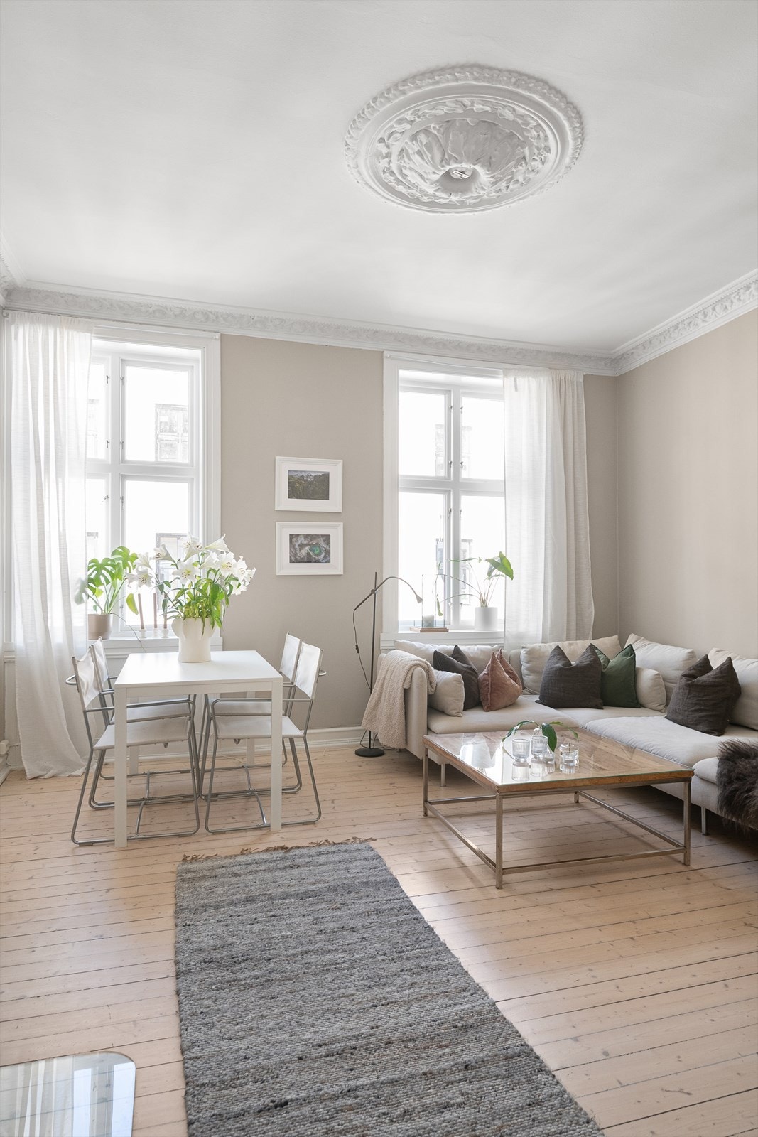 Store vindusflater gir mye lys til leilighetens midtpunkt. Galleribilde