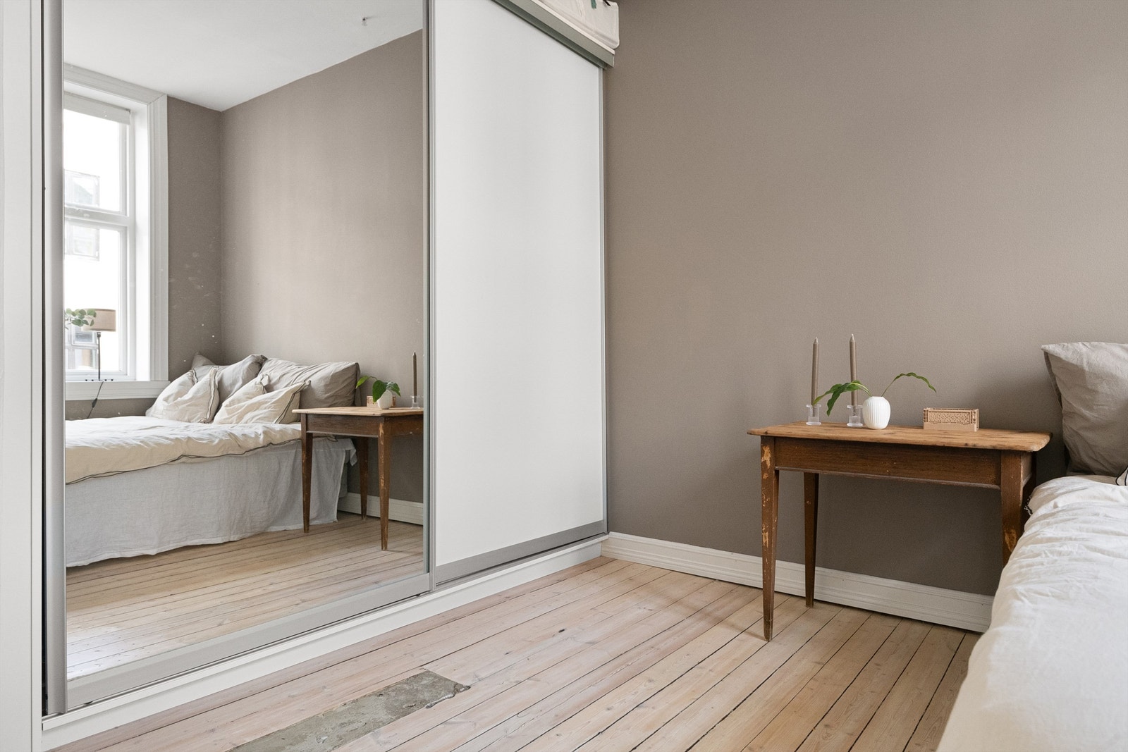 Det er skyvedørsgarderobe på soverommet med god oppbevaringsplass. Galleribilde