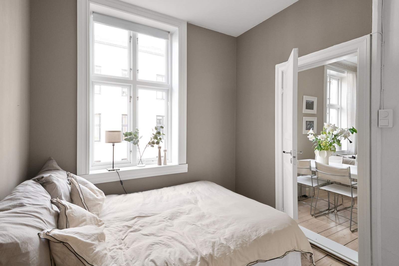 Godt soverom med plass til stor seng. Galleribilde