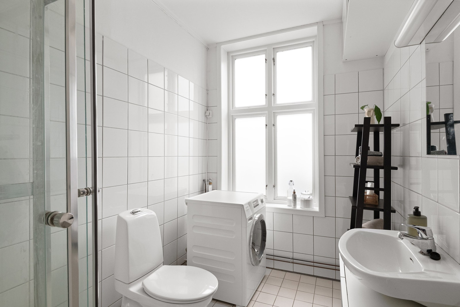 Bad med opplegg for vaskemaskin. Badet er trolig tatt i regi av borettslaget. Galleribilde
