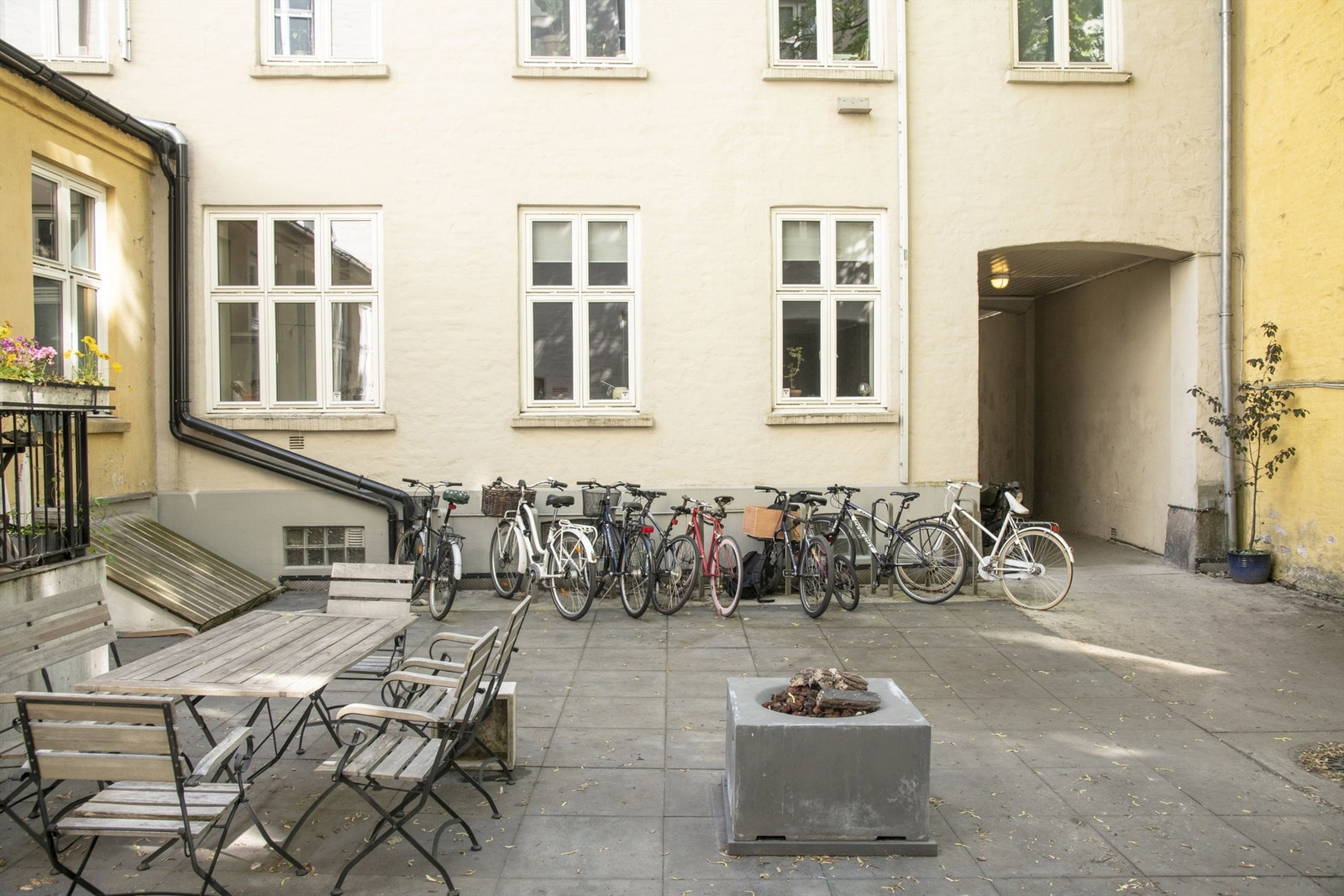 I bakgården er det hyggelig sitteplass for beboere med gasspeis. Her er det i tillegg godt med sykkelparkering i låst bakgård. Galleribilde