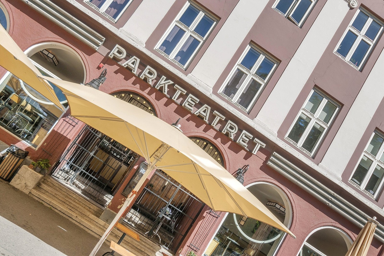 Rett rundt hjørnet ligger Parkteateret Galleribilde