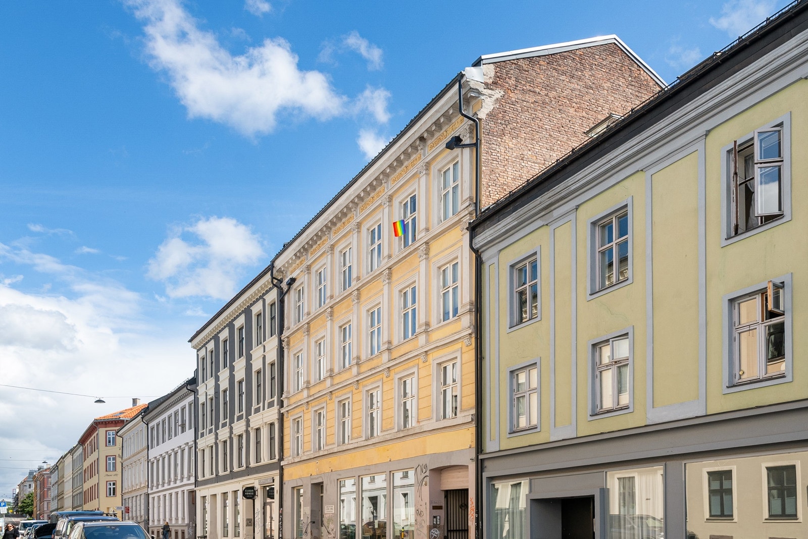 Leiligheten ligger i 3.etasje i denne klassiske bygården. Galleribilde