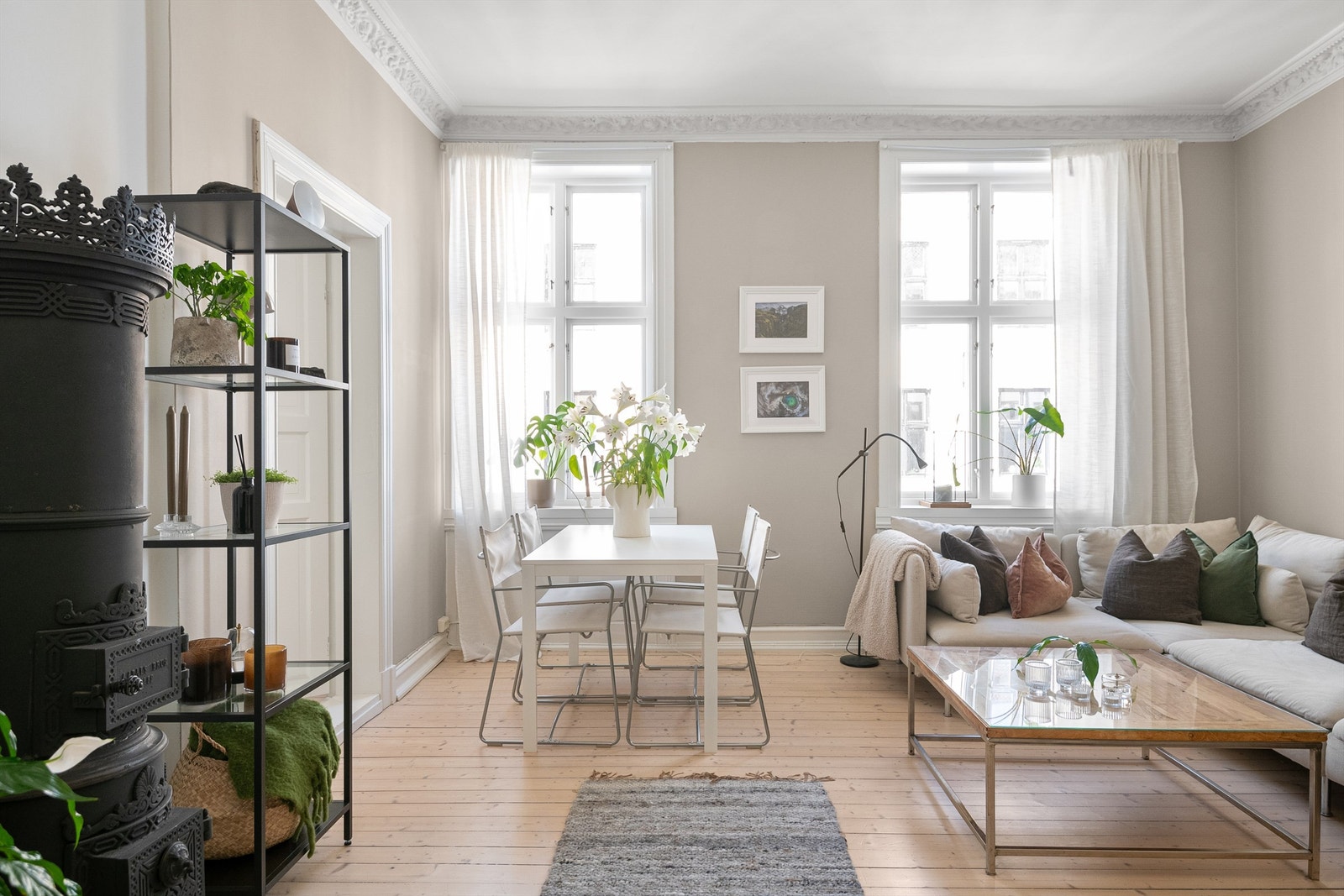 Pent gulv i hele leiligheten! Det gamle trebjelkelaget er pusset og behandlet i senere tid. Galleribilde