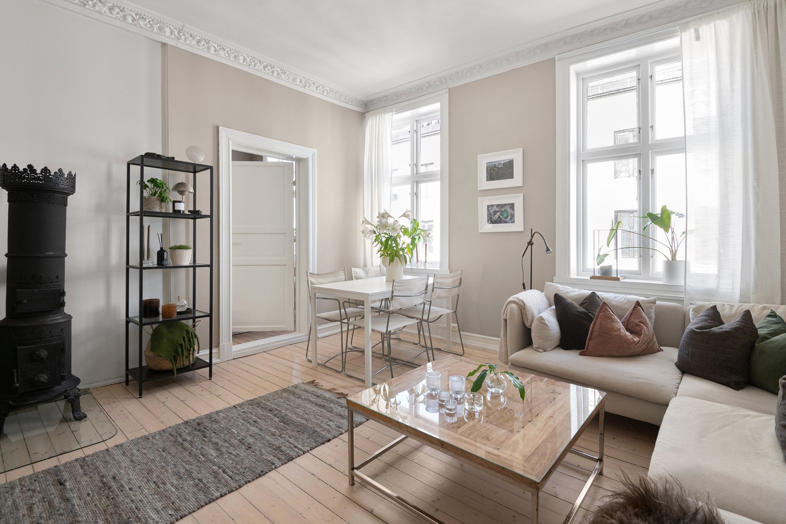 Velkommen til Markveien 30A og denne koselige og svært velholdte 2-roms andelsleiligheten i hjertet av Løkka! Presentert av Christoffer S. Akerjordet og Krogsveen Galleribilde