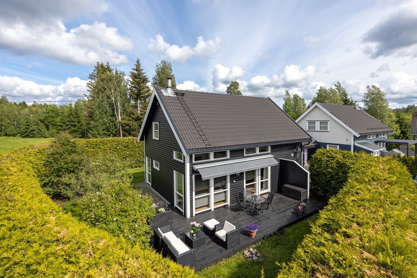 Eiendommen ligger i et rolig og barnevennlig boligområde, med barnehage like ved og kort vei til skole/servicetilbud. Galleribilde