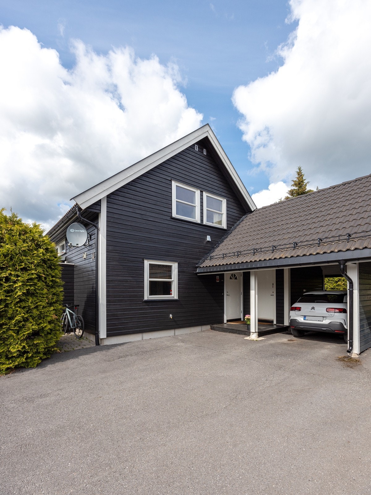 Mellom carport og huset ligger det en integrert sportsbod. Galleribilde