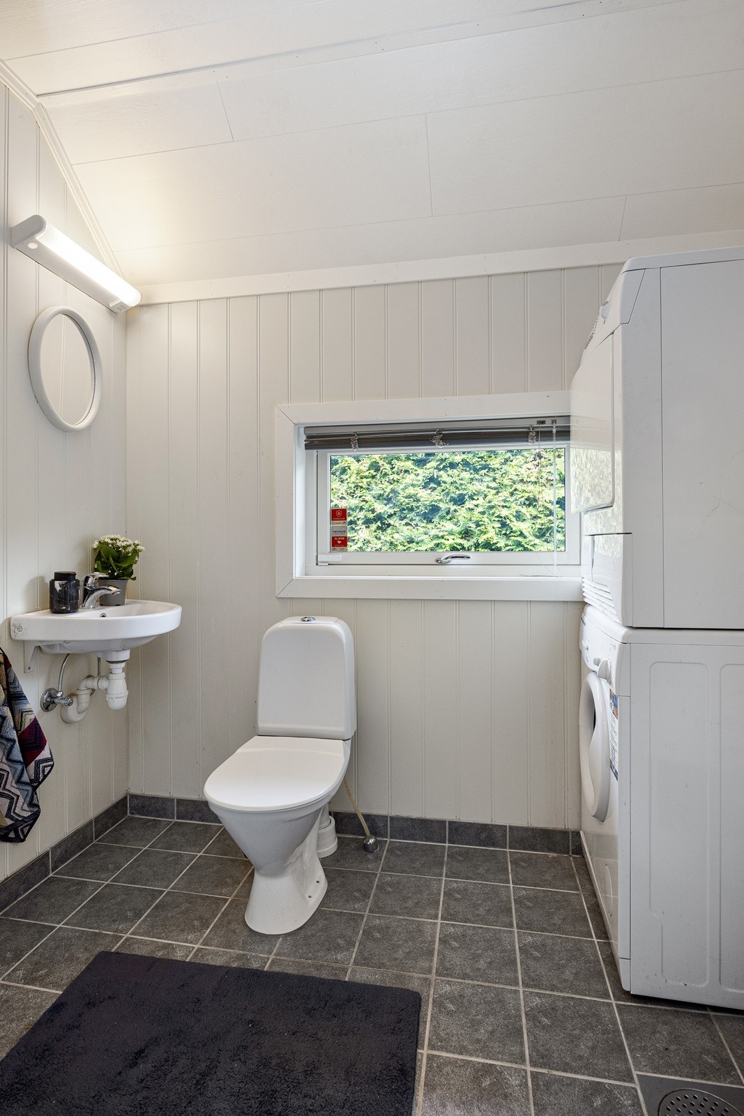 Boligen har et separat vaskerom/wc i første etasje. Galleribilde