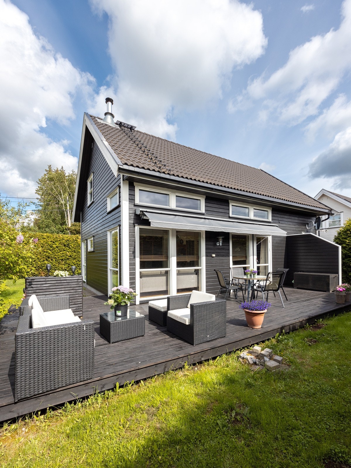 Fra stuen/kjøkkenet er det utgang til en stor markterrasse på 37 kvm mot vest. Galleribilde