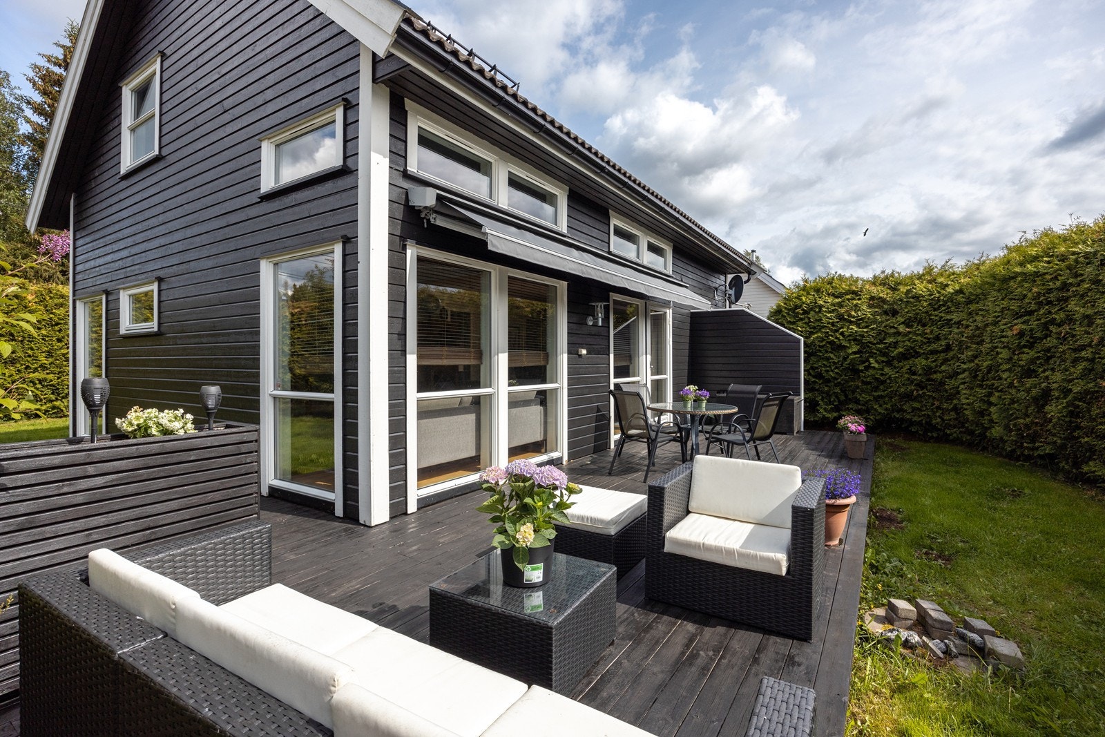 Boligen har en hyggelig hage som er godt skjermet av høy hekk, og uteområdene kan by på gode solforhold. Galleribilde