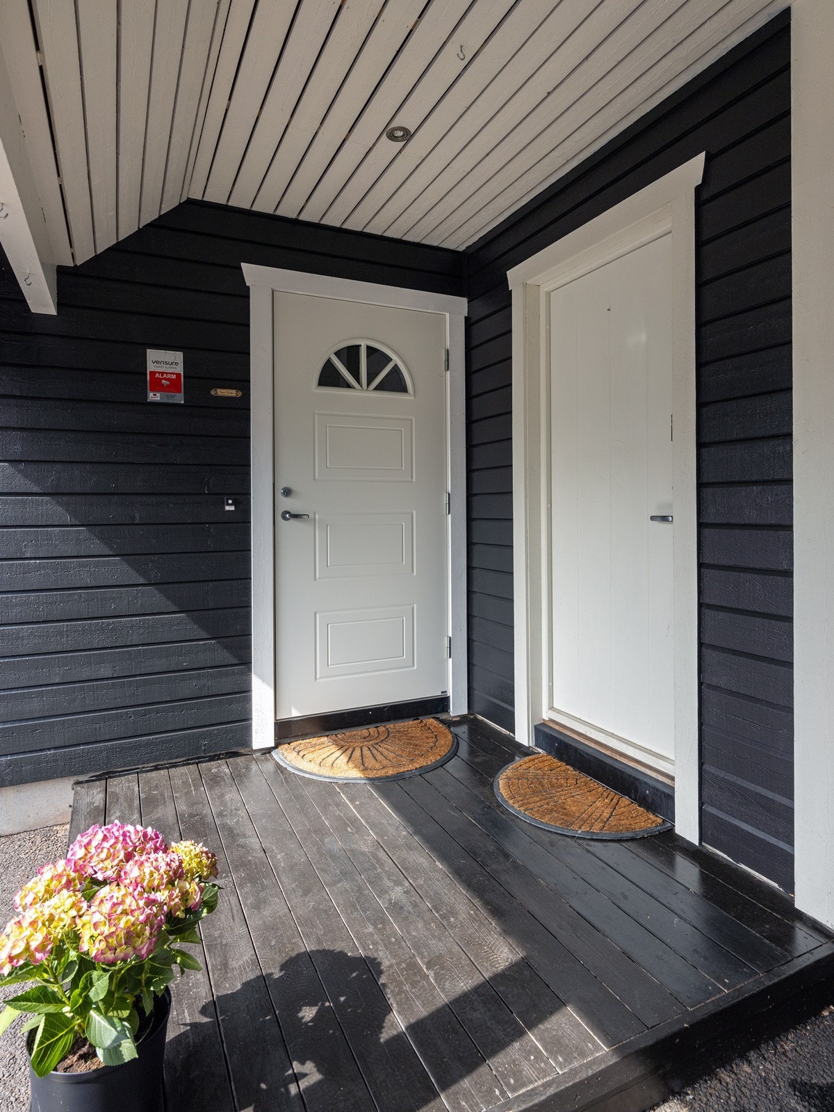 Det overbygde inngangspartiet gjør det enkelt å ta seg tørrskodd til å fra bilen i carporten. Galleribilde