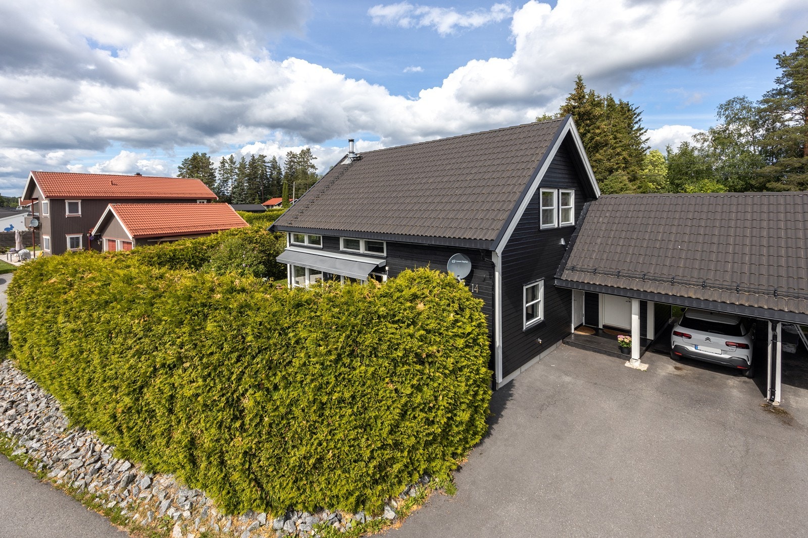Det er parkering i tilliggende carport, samt flere biloppstillingsplasser på asfaltert gårdsplass. Galleribilde