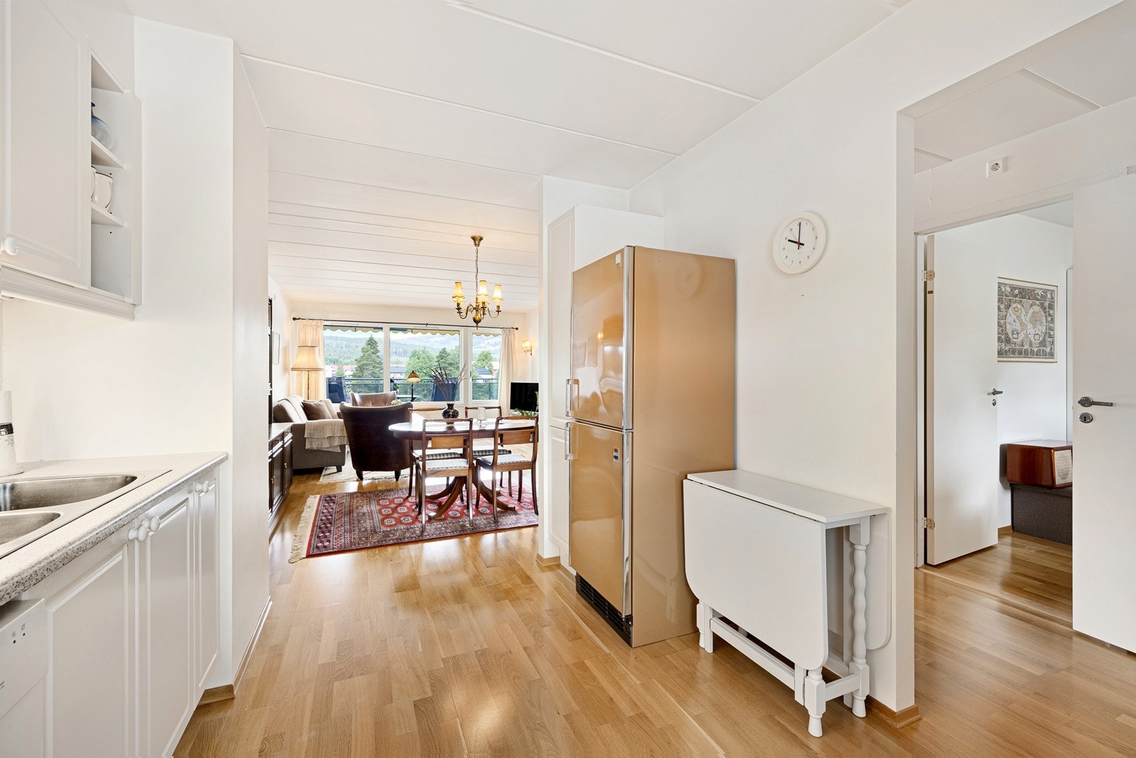 I kjøkkenet er det plass til en liten spisekrok om ønskelig. Galleribilde