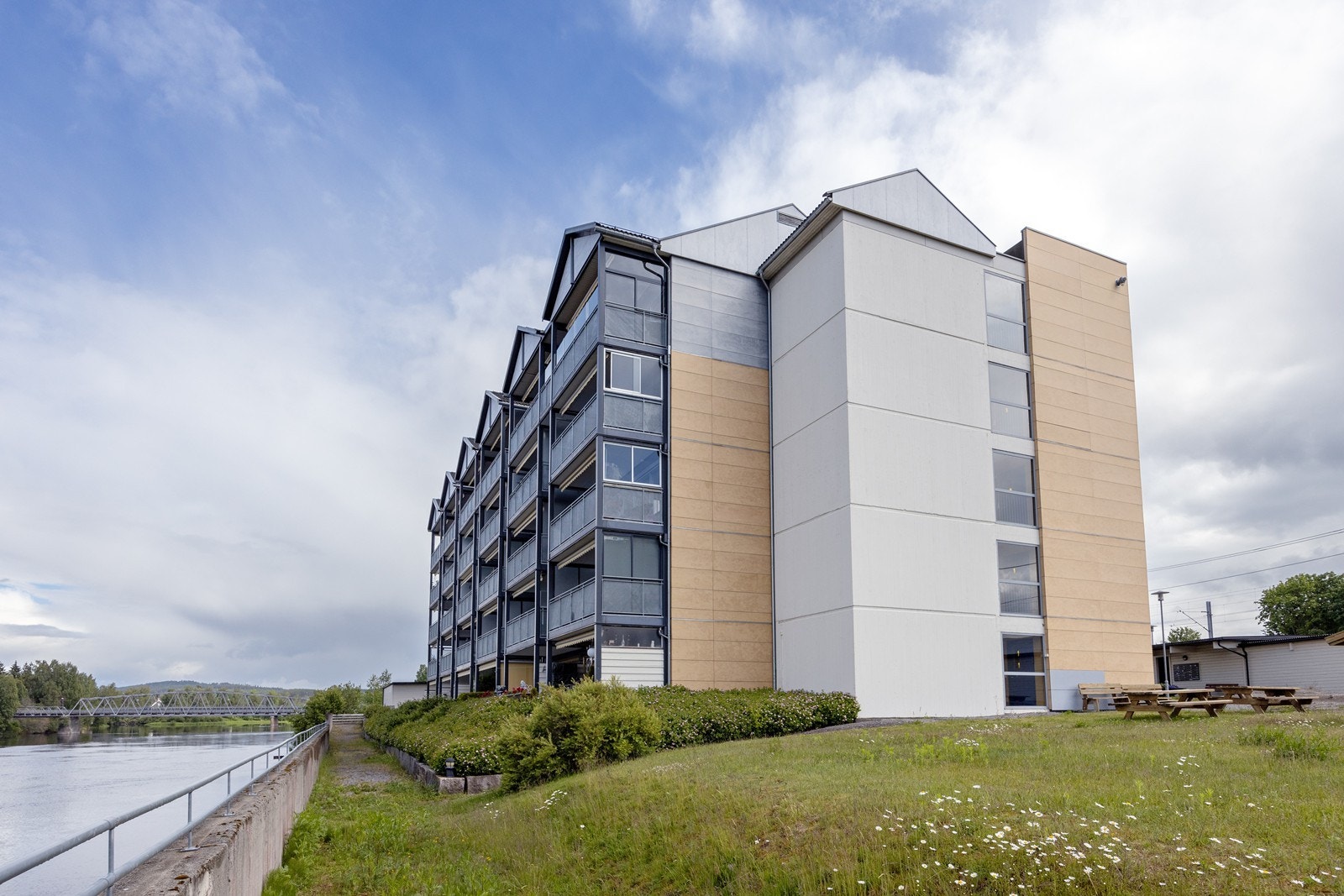 Leilighetsbygget ligger fint til. Galleribilde