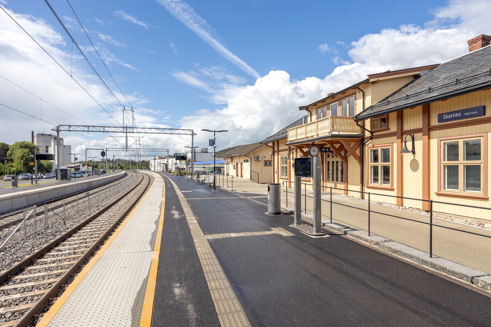 Skarnes togstasjon gir gode muligheter for pendling. Galleribilde