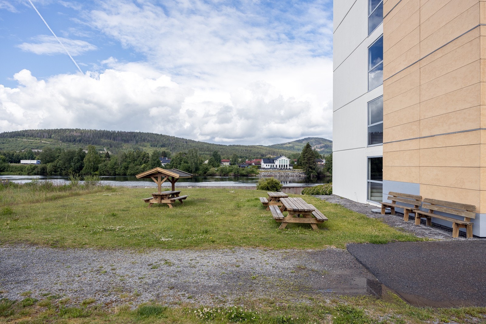 Borettslaget har trivelige sittegrupper utendørs. Galleribilde