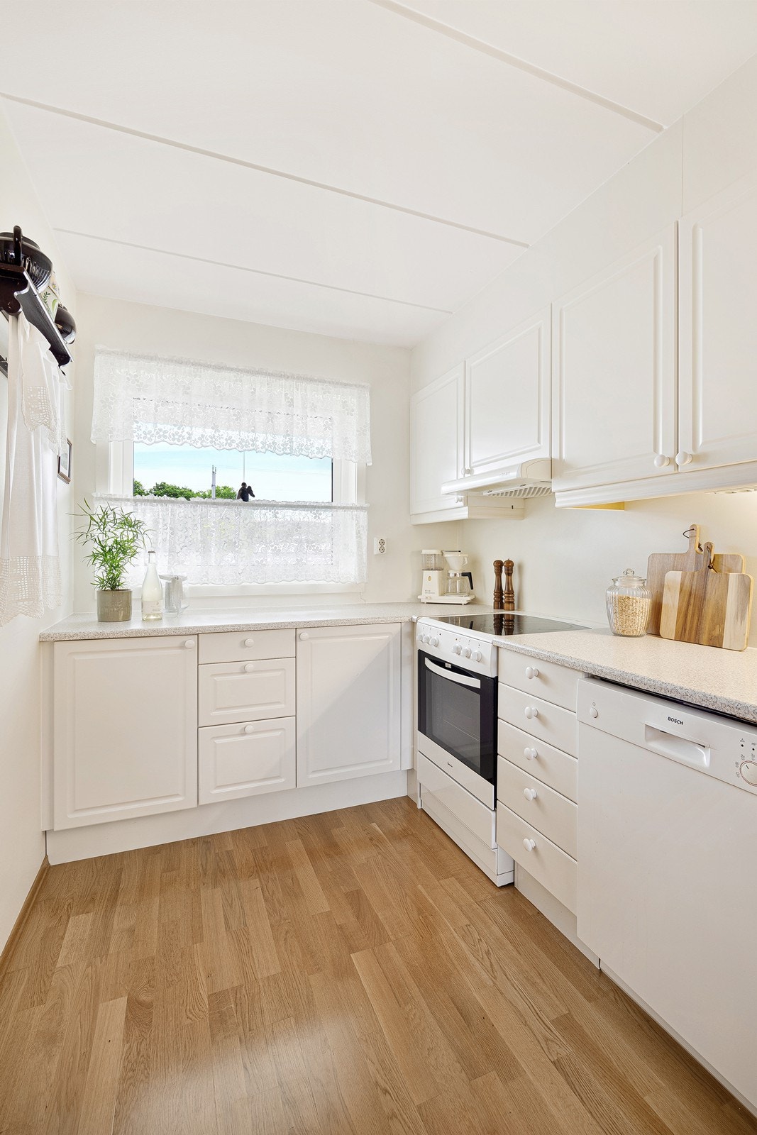 Med åpen løsning mellom kjøkken og stue får leiligheten gjennomlys fra vinduer på begge sider. Galleribilde