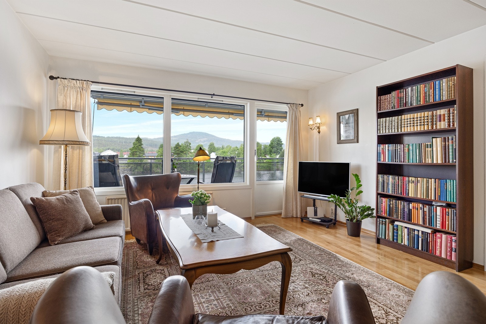 Fra stuen er det adkomst ut til balkong med utsikt mot Glomma. Galleribilde