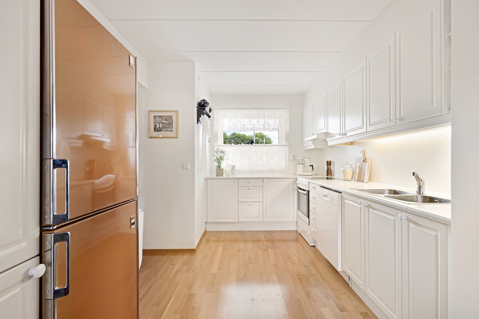 Kjøkkeninnredningen har profilerte fronter og godt med oppbevaringsplass. Galleribilde