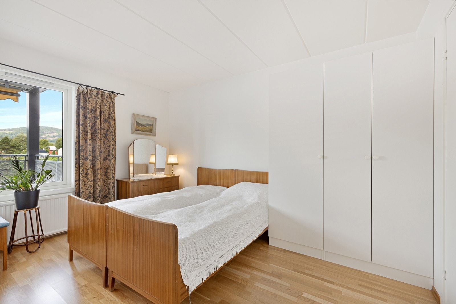 Hovedsoverom er av god størrelse med plass til dobbeltseng, garderobe og annet ønskelig møblement. Galleribilde