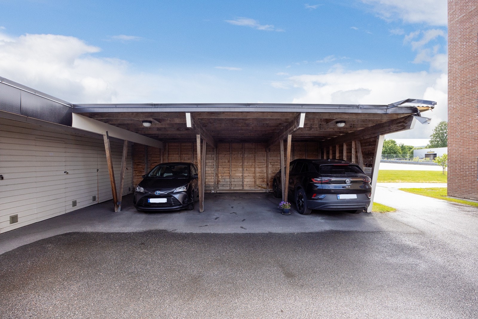Leiligheten har parkeringsplass i carport. Galleribilde