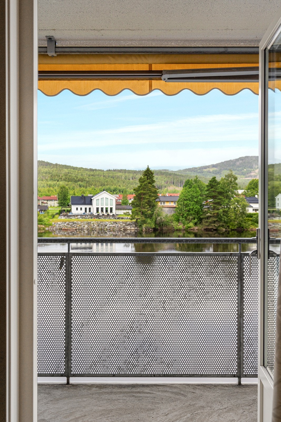 Utsikten fra stue og balkong er upåklagelig. Galleribilde