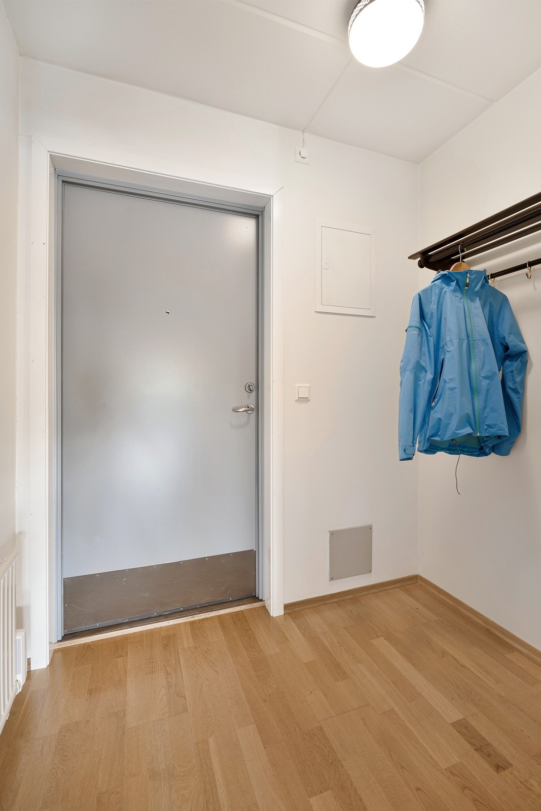 Entreen er romslig med god plass for mulig garderobeløsning. Galleribilde