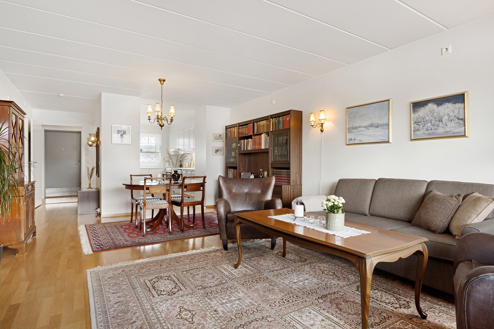 Det er åpen løsning mellom stue og kjøkken. Galleribilde